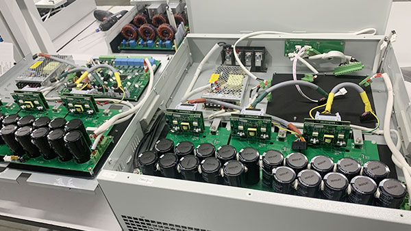 Un generatore di energia reattivu statica hà a funzione di un capacitore?